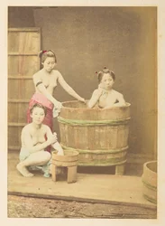 Jovens japonesas a tomar banho, cena de estúdio de três jovens mulheres japonesas seminuas, posando dentro e à volta de uma banheira circular de madeira, Fotógrafo: desconhecido, Lucas Collection: Registo fotográfico da volta ao mundo de Charles James e
