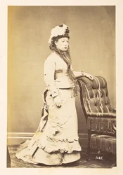 Mulher japonesa em traje europeu, Retrato de estúdio de uma jovem japonesa em traje e chapéu ocidental, Fotógrafa: Colecção Lucas, desconhecida: Registo fotográfico da digressão mundial de Charles James e Morton P, Lucas
