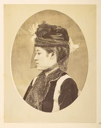 mulher japonesa em vestido europeu, Imagem oval; cabeça e ombros esquerdo retrato de perfil de uma jovem japonesa em vestido europeu, com chapéu e véu,     Fotógrafo: Desconhecido  Coleção Lucas: Registro fotográfico da turnê mundial de Charles James e