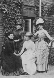 Jennie Jerome, mais tarde Lady Randolph Churchill, com a mãe e as irmãs