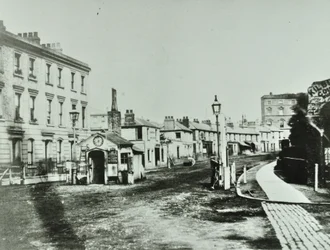 Kilburn Toll Gate no extremo sul da Kilburn High Road pela junção de Kilburn Priory, Camden Libraries, 1875