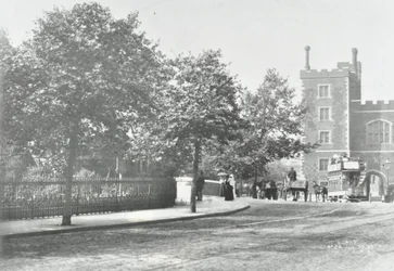Lambeth Bridge: estrada de aproximação com o Lambeth Palace em segundo plano, 1897
