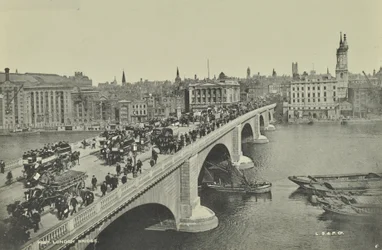 Ponte de Londres: carruagens e carruagens puxadas por cavalos, bem como pedestres, atravessam a ponte, 1895