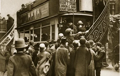 Londoners correndo para um ônibus em Ludgate Hill (foto sépia)