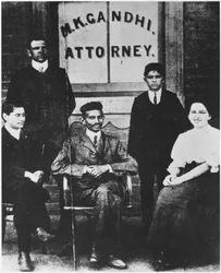 Mahatma Gandhi (1869-1948) com o seu secretário Schlesin e três colegas em Joanesburgo, África do Sul, 1901