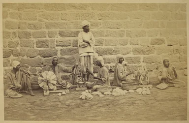 Prisioneiros do sexo masculino enrolando algodão em rodas de fiar na Prisão de Karachi. c. 1873160 mm x 250 mm Fotógrafo: Michie and Company Archaeological Survey of India Coleções: India Office Series (Volume 52).