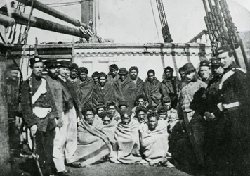 Prisioneiros Maori a bordo de um hulk de prisão em Wellington Harbour, 1866