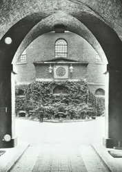 Prisão Millbank: capela através de arco, 1885