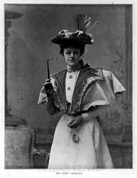 Irene Vanbrugh em The Importance of Being Earnest, de Oscar Wilde (1854-1900) no St. James Theatre, em 4 de maio de 1895 (foto a p/b)