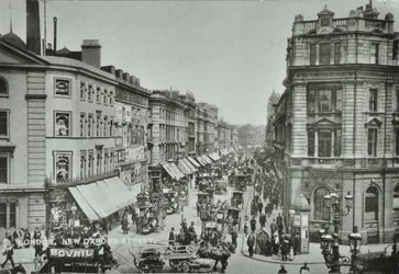 Nova Oxford Street: olhando para o leste do Saint Giles Circus, 1895