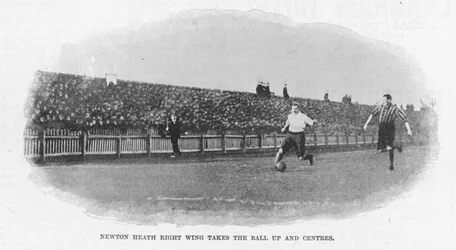 Newton Heath Right Wing leva a bola para cima e centros, 1899