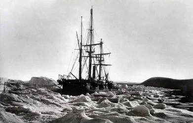 Pólo Norte:" Alerta" cortado perto do cabo Beechey, canal Robeson - em "Narrative of a voyage to the Polar See during 1875-76", G.S. Nares, ed. Londres