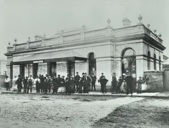 Estação Notting Hill Gate: exterior da ferrovia metropolitana, 1868