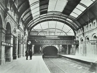Estação de metrô Notting Hill Gate: vista das plataformas e da pista, 1868