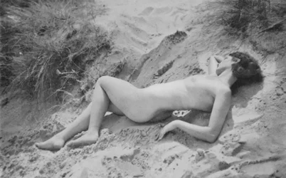 Nudismo na década de 1930: "Dolce Far Niente" (fotografia a preto e branco)