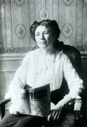 Retrato de Christabel Pankhurst lendo uma cópia da Suffragette c.1905