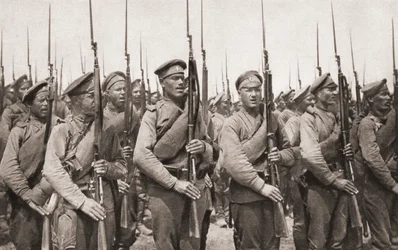 Infantaria russa em desfile e apresentando armas durante a Primeira Guerra Mundial, de The Illustrated War News, 1915