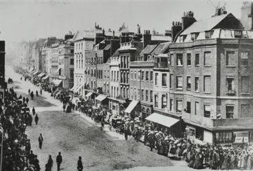 Rua Saint Jamess, Westminster LB: olhando para o norte de Pall Mall, 1889