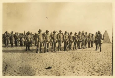 Mostra parte da minha companhia em parada em Shusha - Deserto Líbio, 6:30, setembro de 1916