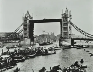 Navios passam por baixo da Tower Bridge, 1894