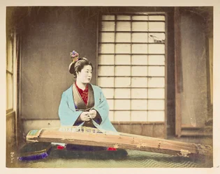 Raparigas cantoras [Japão], Retrato de estúdio de uma mulher japonesa, sentada com um instrumento de cordas (uma espécie de cítara) descansando no chão à sua frente, Fotógrafa: Desconhecida Colecção Lucas: Registo fotográfico da digressão mundial de Charle