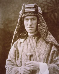 T.E. Lawrence em traje árabe durante a Primeira Guerra Mundial, c.1914-18 (foto a p/b)
