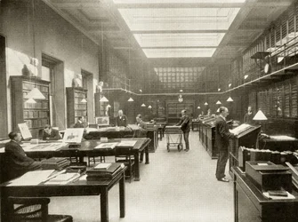 A sala de impressão do Museu Britânico, c.1900, de "The Print-Collector&39;s Handbook", de Alfred Whitman, publicado por George Bell und Sons, 1901