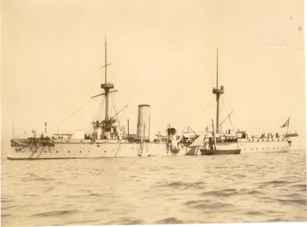 O "Chih Yuan" ancorado na costa sul de Hove, lugger local ao lado, c.1886