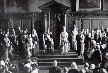 O rei fazendo seu apelo pela paz ao povo da Irlanda na prefeitura, ilustração de "The Queen", 2 de julho de 1921
