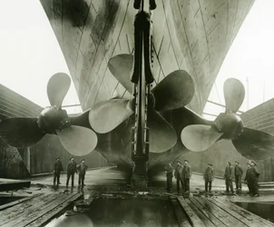 As hélices Titanics na doca de Graves Thompson de Harland und Wolff, Belfast, Irlanda, 1910-11