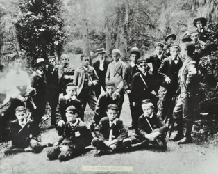 A primeira jornada escolar do London School Board. Crianças da Escola Superior de Bell Road, Peckham visitam uma mina de carvão na Floresta de Dean em 1896