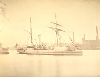 O lado de estibordo da canhoneira «Delta», amarrada no rio Tyne, c.1876