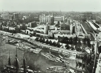 Torre de Londres, Tower Hill: da Tower Bridge, 1890