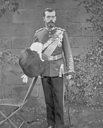 O czar Nicolau II vestindo o uniforme dos Royal Scots Greys