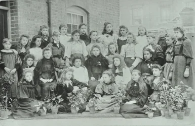 Classe desconhecida de meninas, 1896