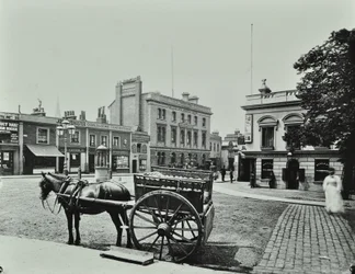 Upper Richmond Road, a oeste de Putney High Street, mostrando o veículo puxado por cavalos em primeiro plano, 1880