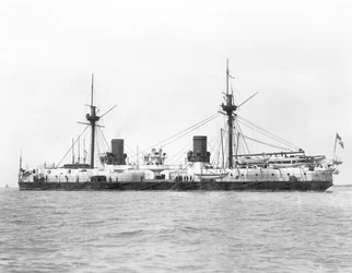 Vista do navio de guerra HMS Inflexível (lançado em 1876) retratado após a conversão para a plataforma militar em 1885 (foto a p/b)