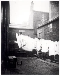 Linha de lavagem em Eagle and Child Yard, Hunslet, Leeds, 13 de maio de 1896
