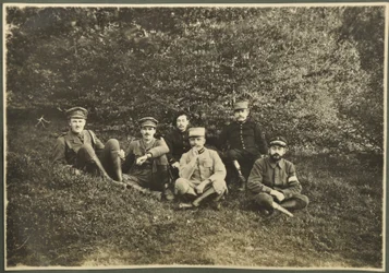 William Lawrence Bragg e Harold Roper Robinson com outros, Vosges, 1915