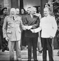 Winston Churchill (1874-1965), o presidente Truman (1884-1972) e Joseph Stalin (1879-1953) apertam as mãos na Conferência de Potsdam, julho de 1945
