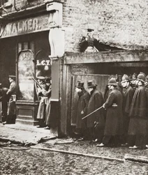 Winston Churchill durante o cerco de Sydney street, Londres 1911 (fotografia a preto e branco)