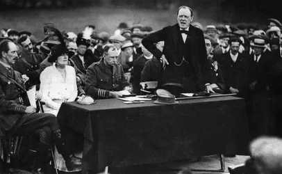 Winston Churchill durante um discurso em Enfield, Inglaterra