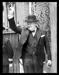 Winston Churchill com o sinal "V".
