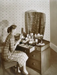 Mulher em sua penteadeira, c1955.