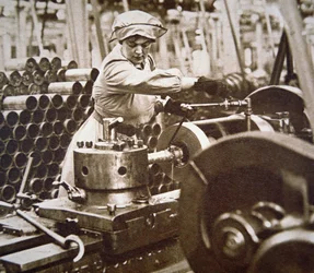 Trabalhadora em uma fábrica de munições na Grã-Bretanha durante a Primeira Guerra Mundial (foto a p/b)