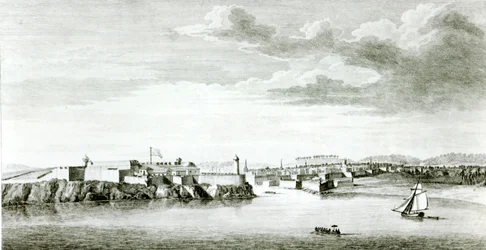 Uma perspectiva do castelo Moro e da cidade de Havana a partir do mar, gravada por Pierre Charles Canot a partir de um desenho de um oficial da marinha britânica, 1818