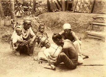 Um homem Shan sendo tatuado, 1890 (foto sépia)