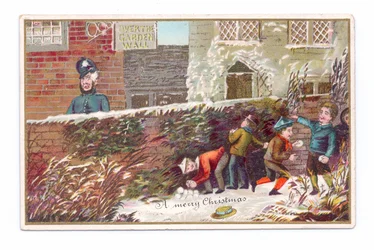 Um cartão de Natal vitoriano de rapazes escondidos atrás de uma parede de tijolo atirando uma bola de neve a um polícia, c.1880 (cor litho)