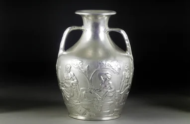 Uma réplica vitoriana de prata do Vaso de Portland, 1844