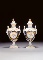 Um par de vasos em forma de urna Chelsea-Derby de duas alças e duas tampas, c.1775